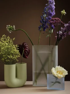 Kink Vase, deep red fra Muuto