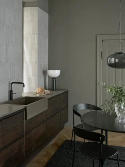 Kizu Bordlampe Large, Black Marble fra New Works