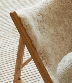 Knitting Lounge Chair, Sheepskin fra Audo Copenhagen