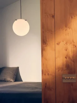 Koi Pendel, white/black Ø32 fra Frandsen