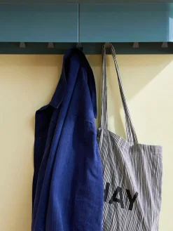 Korpus Shelf, large fra Hay