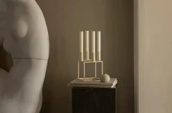 Kubus 4 Lysestage, ivory fra Audo Copenhagen