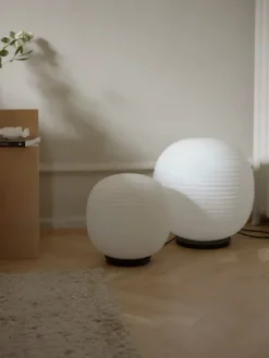 Lantern Globe gulvlampe large, fra New Works