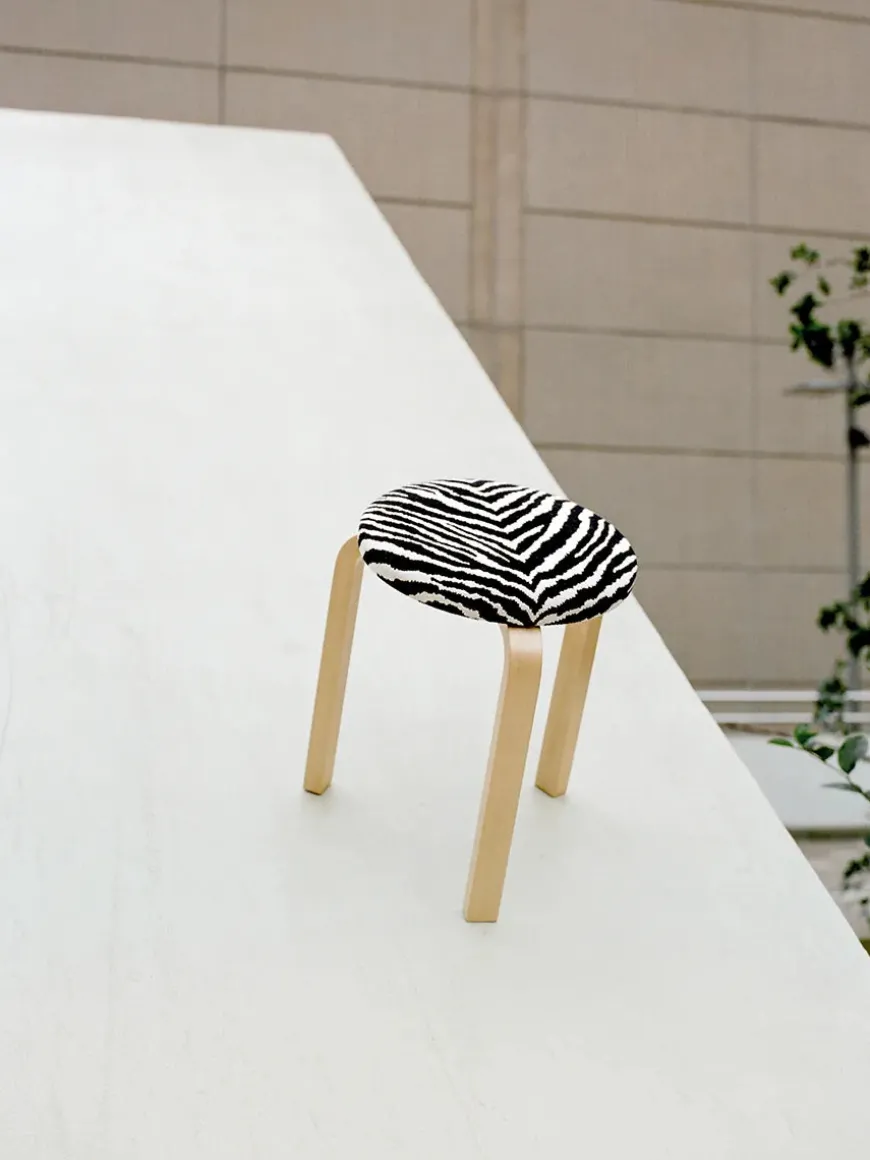 Limited Edition Stool 60, Mahogany Brown fra Artek