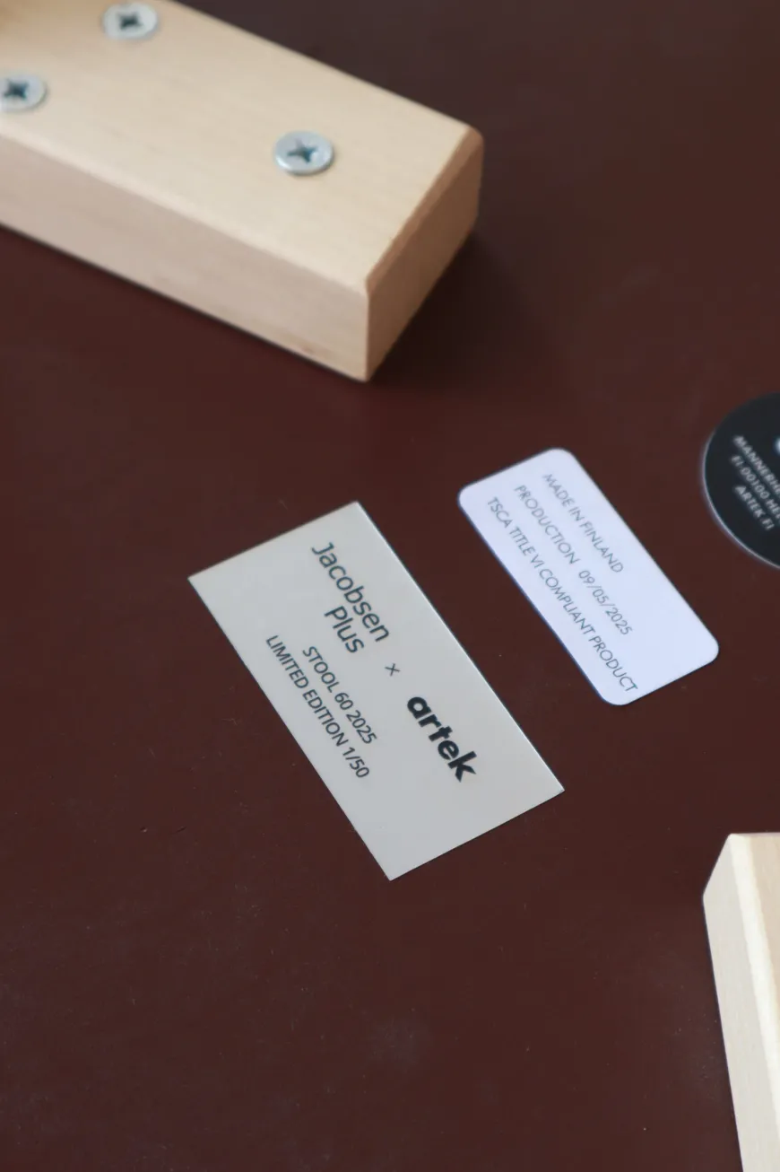 Limited Edition Stool 60, Mahogany Brown fra Artek