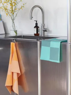 Linear Tea Towel fra Hay