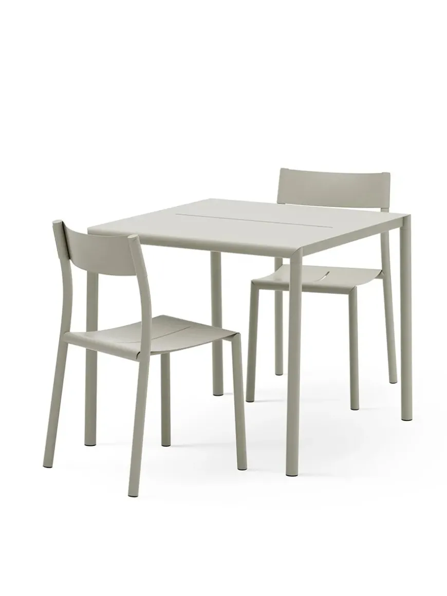 May sæt, 2 stole og bord 85x85 i light grey fra New Works