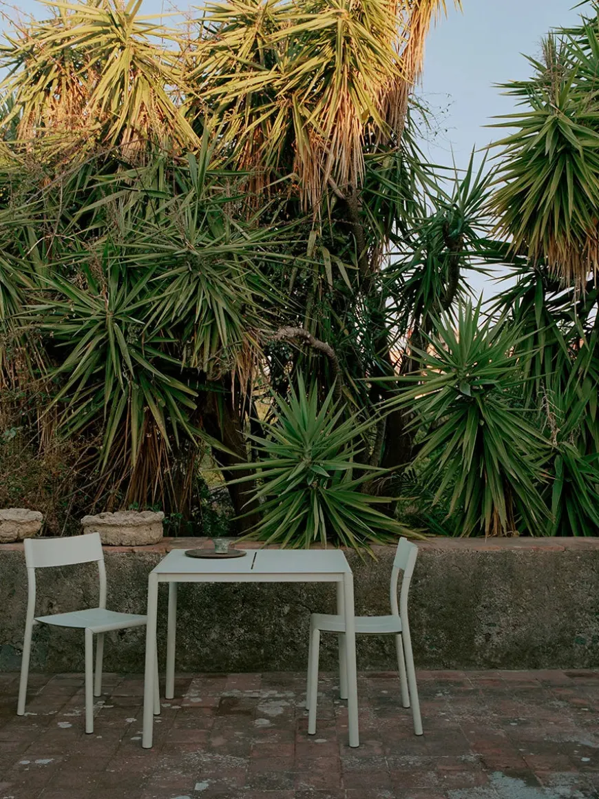 May sæt, 2 stole og bord 85x85 i light grey fra New Works