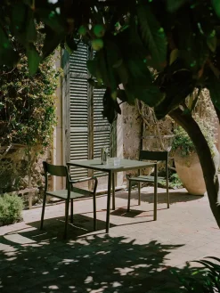 May sæt, 2 stole og bord 85x85 i light grey fra New Works