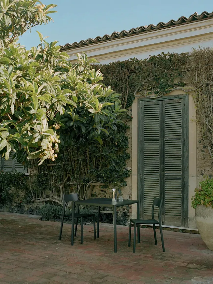 May sæt, 2 stole og bord 85x85 i light grey fra New Works