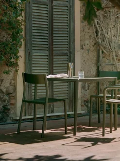 May sæt, 2 stole og bord 85x85 i light grey fra New Works