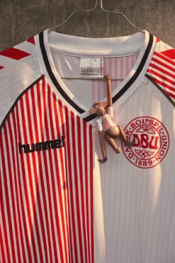 Mini Abe x DBU 86 Away af Kay Bojesen