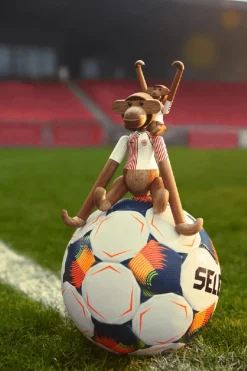 Mini Abe x DBU 86 Away af Kay Bojesen