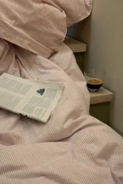 Monochrome Lines Sengetøj, rosa/hvid fra Juna