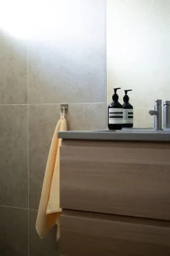 Naram towel - Creme & Ink fra Bongusta