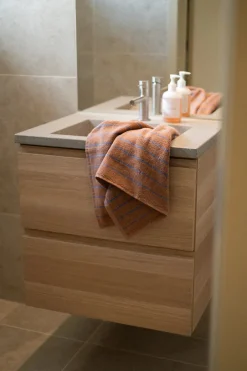 Naram towel - Creme & Ink fra Bongusta