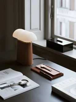 Nova Table Lamp, walnut fra Woud