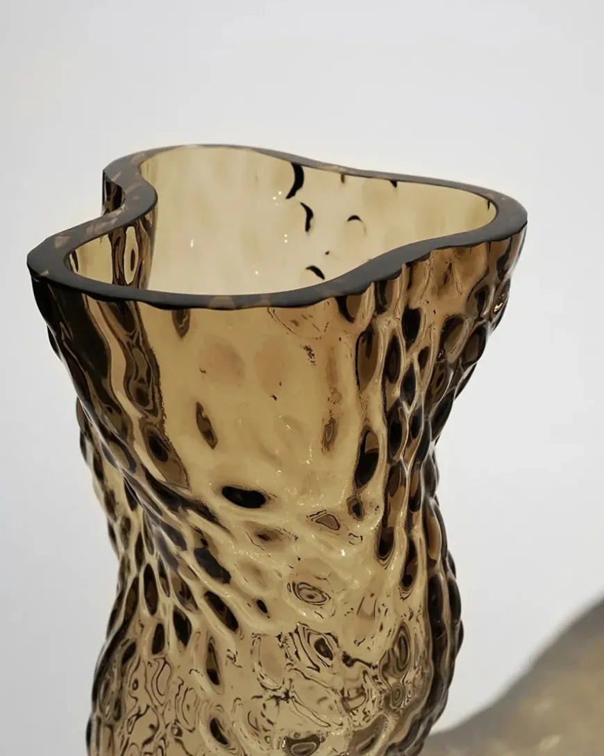 Ostrea Vase, amber fra Hein Studio