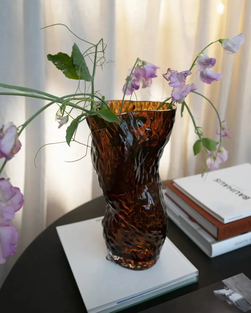 Ostrea Vase, amber fra Hein Studio