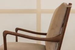 OW149 Colonial lænestol, valnød olie, Terra-læder af Ole Wanscher