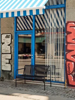 Palissade Dining Bench Armrest, Deep Blue fra Hay