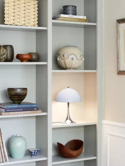 Panthella 250 bordlampe, grå opal fra Louis Poulsen