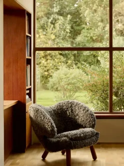 Pelikanstolen, gotlandsk fåreskind af Finn Juhl