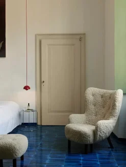 Petra VB3 Chair, sahara sheepskin/oak fra &Tradition