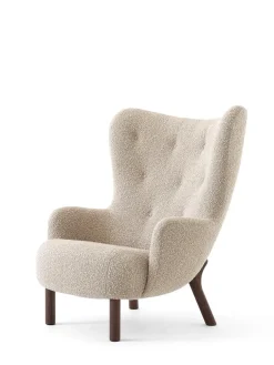 Petra VB3 Chair, sahara sheepskin/walnut fra &Tradition