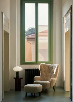 Petra VB3 inkl. Skammel, sheepskin sahara fra &Tradition