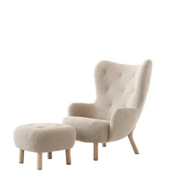 Petra VB3 lænestol inkl. Skammel,  Sheepskin honey 50 fra &Tradition
