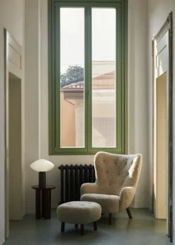 Petra VB3 lænestol inkl. Skammel,  Sheepskin honey 50 fra &Tradition