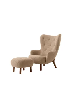 Petra VB3 lænestol inkl. Skammel,  Sheepskin honey 50 fra &Tradition