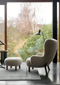 Petra VB3 lænestol inkl. Skammel,  Sheepskin honey 50 fra &Tradition