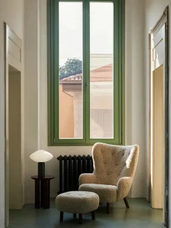 Petra VB3 lænestol inkl. Skammel,  Sheepskin honey 50 fra &Tradition