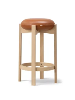 Pioneer Bar Stool, lacquered oak/zero 0001 fra Fredericia Furniture