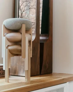 Pioneer Stool, lacquered oak/max 95 fra Fredericia Furniture