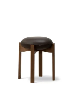 Pioneer Stool, smoked oak/primo 86 fra Fredericia Furniture