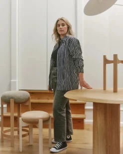 Pioneer Stool, smoked oak/primo 86 fra Fredericia Furniture