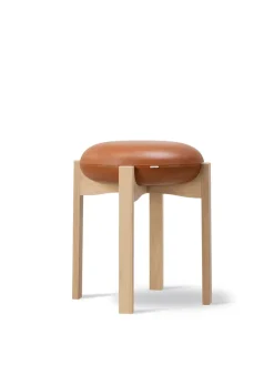 Pioneer Stool, smoked oak/primo 86 fra Fredericia Furniture
