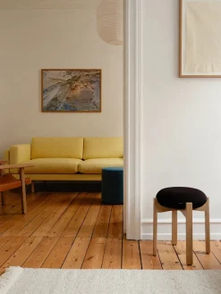 Pioneer Stool, smoked oak/primo 86 fra Fredericia Furniture