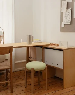 Pioneer Stool, smoked oak/primo 86 fra Fredericia Furniture