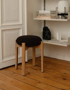 Pioneer Stool, smoked oak/zero 0001 fra Fredericia Furniture