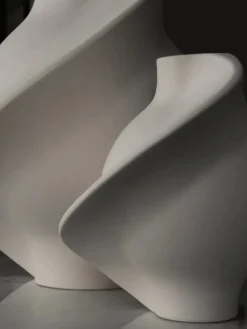 Pirout Vase 01, ceramic fra Louise Roe