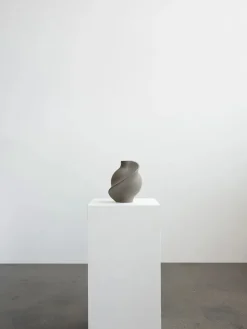 Pirout Vase 01, ceramic fra Louise Roe