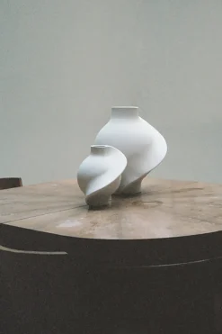 Pirout Vase 02, ceramic fra Louise Roe