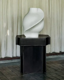 Pirout Vase 02, ceramic fra Louise Roe