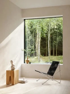 PK4 Loungestol i natur, sort stel af Poul Kjærholm