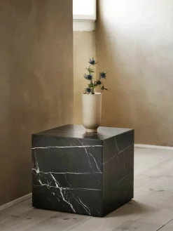 Plinth Cubic Black Nero Marquina marmor fra Audo Copenhagen