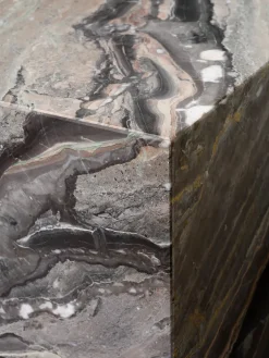 Plinth Low, grey galaxy marble fra Audo Copenhagen